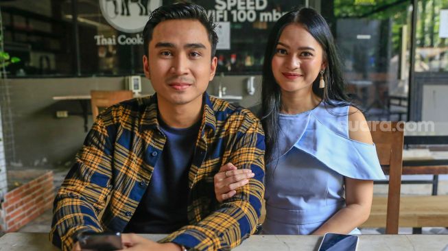 Lutfi Agizal dan pacar barunya, Nadya Indry berpose  saat ditemui di Kawasan Tendean, Jakarta Selatan, Selasa (4/11). [Suara.com/Alfian Winanto]