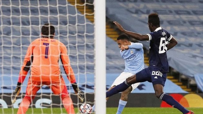 Penyerang Manchester City Gabriel Jesus (tengah) melepaskan tembakan untuk mencetak gol kedua timnya ke gawang Olympiakos dalam lanjutan Grup C Liga Champions di Stadion Etihad, Manchester, Inggris, Selasa (3/11/2020) waktu setempat. (ANTARA/REUTERS/Phil Noble)