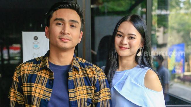 Lutfi Agizal dan pacar barunya, Nadya Indry bergaya saat ditemui di Kawasan Tendean, Jakarta Selatan, Selasa (4/11). [Suara.com/Alfian Winanto]