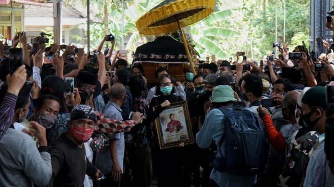 Keluarga dan kerabat mengikuti prosesi pemakaman dalang wayang kulit Ki Seno Nugroho di Gayam, Argosari, Sedayu, Bantul, D.I Yogyakarta, Rabu (4/11/2020). [ANTARA FOTO/Andreas Fitri Atmoko]