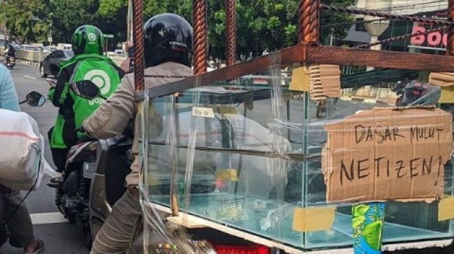 Pemotor Bawa Aquarium Jumbo Pakai Motor, Tempelan Tulisannya Bikin Emosi