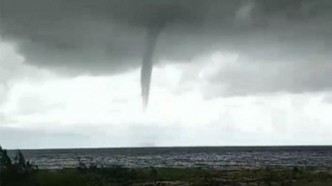 Pusaran angin Ketapang. Warga melaporkan telah melihat beberapa putaran angin yang diduga sebagai waterspout di pesisir Ketapang, Kalbar, Rabu (4/11/2020). [Antara]