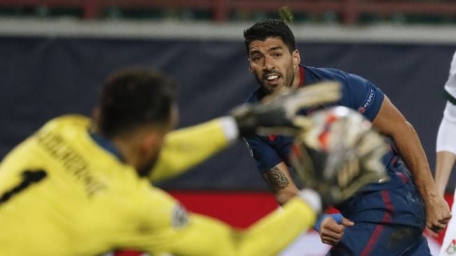 Penyerang Atletico Madrid, Luis Suarez melepaskan tembakan saat Atletico menghadapi Lokomotiv Moscow di matchday 3 Grup A Liga Champions di Lokomotiv Stadium, Rusia, Rabu (4/11/2020) dini hari WIB. [Yuri Kochetkov / POOL / AFP]