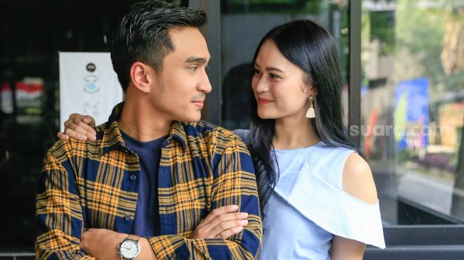 Lutfi Agizal dan pacar barunya, Nadya Indry berpose didepan kamera saat ditemui di Kawasan Tendean, Jakarta Selatan, Selasa (4/11). [Suara.com/Alfian Winanto]