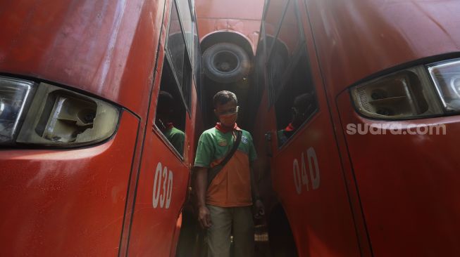 Melihat Tumpukan Bangkai Kendaraan Dinas Lingkungan Hidup