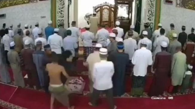 Terobos & Peluk Imam Masjid saat Salat Subuh, Motif MA Biar Hidup Tenang