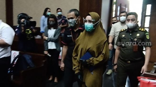 Jalani Sidang, Pinangki Tampil dengan Busana Muslim dan Sarung Tangan Hitam