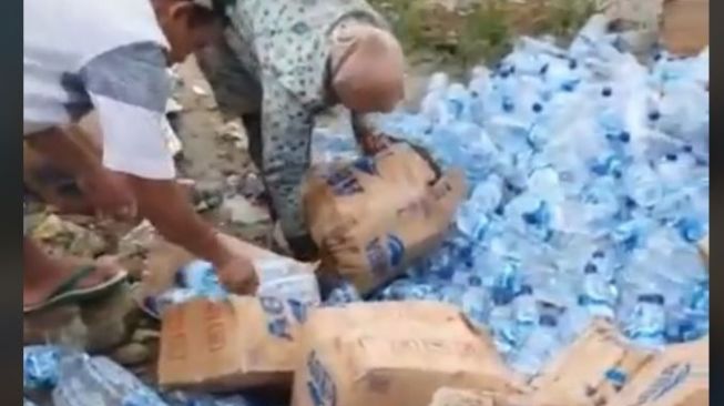 Viral Video Buang Air Mineral Berkardus-kardus, Langsung Dikais Pemulung