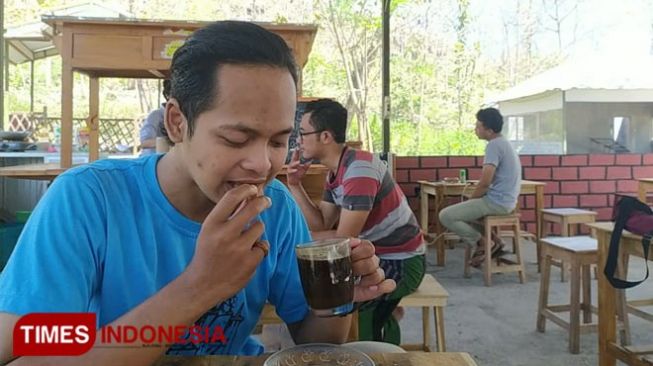 Sip Your Coffee and Bite the Sugar at Kopi Komplong Blitar