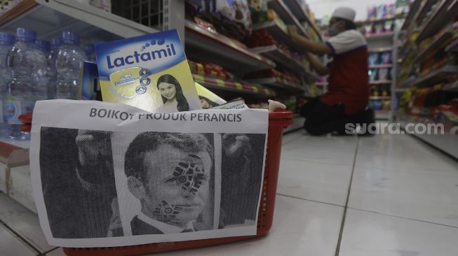 Karyawan merapikan barang di dekat produk Prancis yang diboikot di salah satu minimarket di Jakarta, Kamis (5/11/2020). [Suara.com/Angga Budhiyanto]