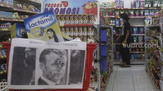 Calon pembeli memilih barang di salah satu minimarket yang memboikot produk Prancis di Jakarta, Kamis (5/11/2020). [Suara.com/Angga Budhiyanto]