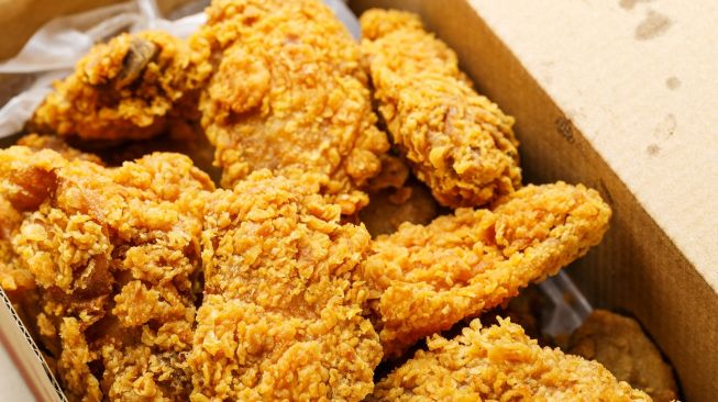 Wanita Ini Ajak Ayam ke McD, Endingnya Bikin Ngakak Sekaligus Kasihan