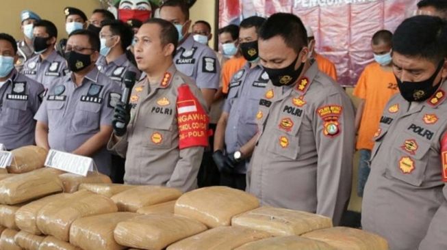 Tangkap Tiga Pelaku, Polisi Sita 159 Kilogram Ganja dari Kotak Berlogo PLN