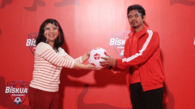 Maggie Effendy selaku Head of Biscuit Mondelez Indonesia dan Bambang Pamungkas dalam pembukaan Biskuat Academy 2020 pada Kamis (5/11/2020) (ANTARA/HO)