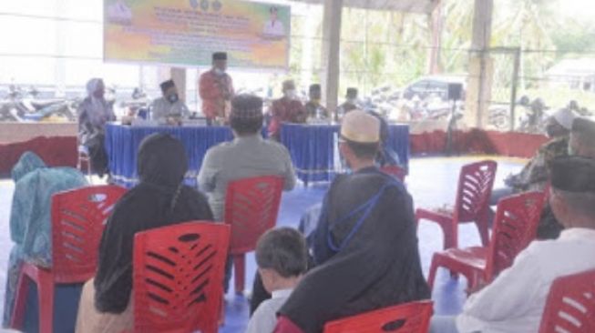 24 pasutri di Desa Galang, Sungai Pinyuh, Mempawah mengikuti sidang isbat nikah. (dok.Suarakalbar.co.id)