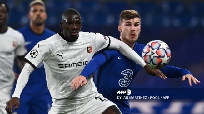 Penyerang Chelsea, Timo Werner berduel dengan bek Rennes Hamari Traore di matchday 3 Grup E Liga Champions 2020/2021 di Stamford Bridge, London, Inggris, Kamis (5/11/2020) dini hari WIB. [DYLAN MARTINEZ / POOL / AFP]