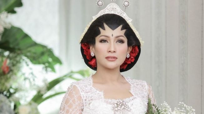 Lama Disembunyikan, Brotoseno Akhirnya Muncul di IG Tata Janeeta sang Istri