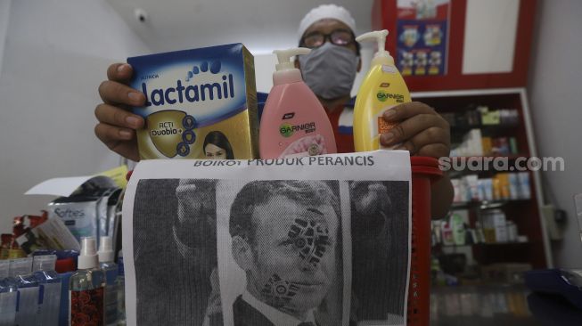 Karyawan menunjukkan produk Prancis yang diboikot di salah satu minimarket di Jakarta, Kamis (5/11/2020). [Suara.com/Angga Budhiyanto]
