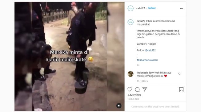 Viral Anak Nongkrong Ajari Aparat Main Skateboard, Akrabnya Bikin Salut!