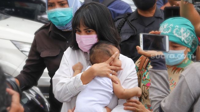 Aktris Vanessa Angel keluar dari gedung pengadilan sambil menggendong anaknya, Gala Sky usai  menjalani sidang putusan terkait kasus narkoba di Pengadilan Negeri Jakarta Barat, Kamis (5/11). [Suara.com/Alfian Winanto]