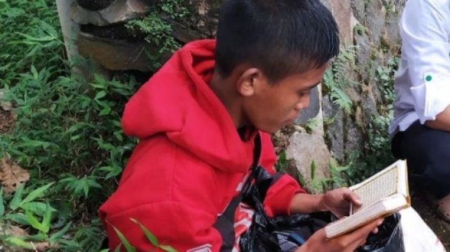 Potret Akbar, Bocah Pemulung yang Viral (Facebook/Pesantren Al Hilal).