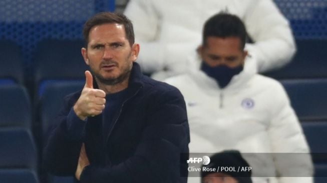 Manajer Chelsea, Frank Lampard memberi instruksi saat timnya menghadapi Rennes pada matchday 3 Grup E Liga Champions 2020/2021 di Stamford Bridge, London, Inggris, Kamis (5/11/2020) dini hari WIB. [Clive Rose / POOL / AFP]