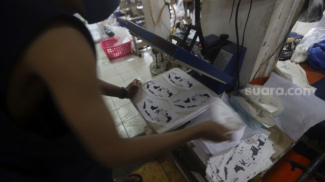 Pekerja menyelesaikan pembuatan masker kain di industri konveksi Rumah Kita Production di kawasan Tanjung Barat, Jakarta, Kamis (5/11/2020). [Suara.com/Angga Budhiyanto]