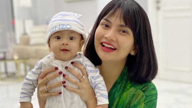 Vanessa Angel bersama putranya, Gala Sky Ardiansyah. [Instagram]