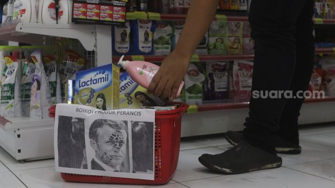 Karyawan memasukkan produk Prancis yang diboikot ke dalam keranjang di salah satu minimarket di Jakarta, Kamis (5/11/2020). [Suara.com/Angga Budhiyanto]