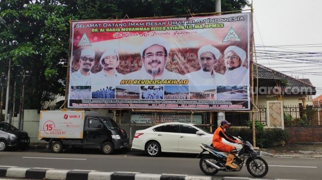 Ilegal! Petugas Gabungan Copot Semua Baliho Habib Rizieq di Jakarta