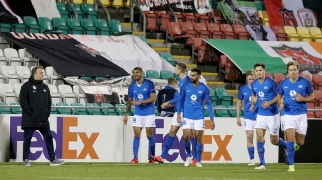 Pelatih Molde Erling Moe (kiri) menyaksikan skuatnya saat Ohi Anthony Omoijuanfo (tengah) merayakan golnya ke gawang Dundalk dalam laga Liga Europa di Tallaght Stadium, Dublin. Paul Faith / AFP