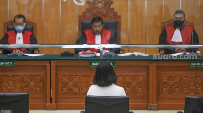 Suasana jalannya sidang putusan kasus narkoba dengan terdakwa Vanessa Angel di Pengadilan Negeri Jakarta Barat, Kamis (5/11). [Suara.com/Alfian Winanto]