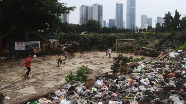 Sejumlah anak bermain bola di Kampung Gasong, Menteng Pulo, Jakarta, Kamis (5/11/2020).  [ANTARA FOTO/Akbar Nugroho Gumay]