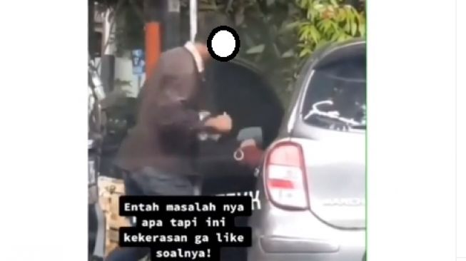 Viral Aksi Dua Sejoli Geger di Mobil, Kekasih Nyaris Dijepit Pintu