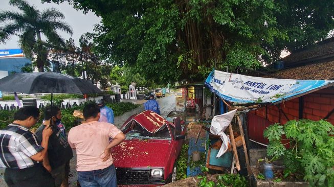 Baru Turun Mesin, Mobil Koleksi Budi Remuk Tertimpa Dahan Pohon Beringin