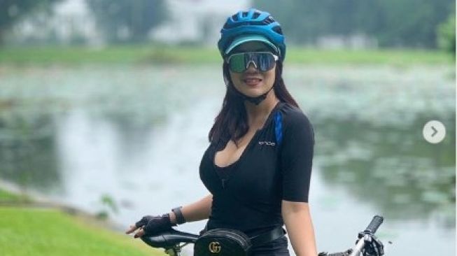 Kuuyyy... Lihat Foto Tante Erni Bersepeda di Kebun Raya, Jadi Mau Gowes