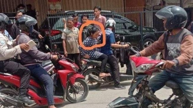 Polisi mengamankan seorang emak-emak yang diduga nekat kembali beraksi menjual emas palsu di sebuah toko mas di Pasar Kresek, Kecamatan Kresek, Kabupaten Tangerang, pada Rabu (4/11/2020). [Facebook]