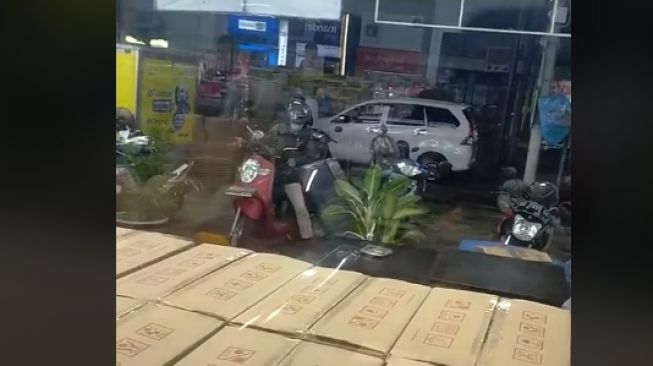 Wanita penunggang Honda Scoopy orang jadi bahan ketawaan pemilik motor (Tiktok)