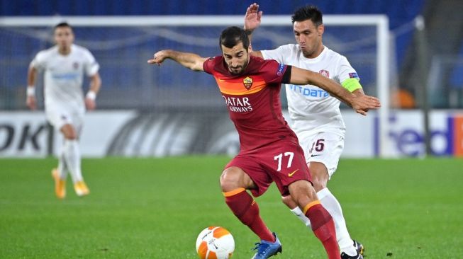 Gelandang serang AS Roma, Henrikh Mkhitaryan (kiri) beraksi dalam laga Liga Europa 2020/2021 kontra CFR Cluj di Stadio Olimpico, Roma, Italia, Jumat (6/11/2020) dini hari WIB. [ALBERTO PIZZOLI / AFP]