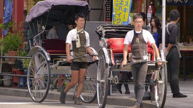 Unik! Tukang Becak Didandani Seperti Boyband Demi Promosi Wisata