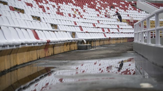 Pekerja mengecat kursi penonton Stadion Gelora Sriwijaya Jakabaring (GSJ), Jakabaring Sport City (JSC) di Palembang, Sumatera Selatan, Jumat (6/11/2020). [ANTARA FOTO/Nova Wahyudi]