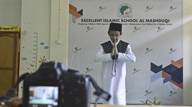 Anak berkebutuhan khusus mengenakan busana muslim saat acara Al Mashduqi Fair 2020 di Excellent Islamic School Al Masduqi, Tarogong Kaler, Kabupaten Garut, Jawa Barat, Jumat (6/11/2020). [ANTARA FOTO/Candra Yanuarsyah]