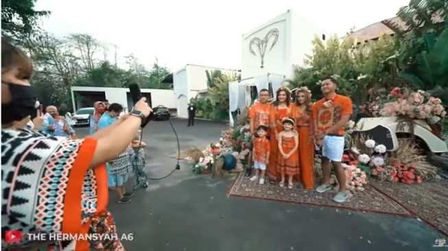 Ashanty merayakan ultah ke-37 dengan pesta mewah di El Kabron Bali. [YouTube The Hermansyah A6]