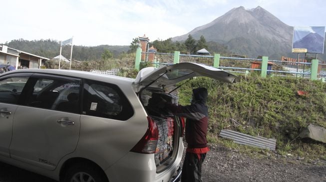 Pedagang mengemasi barang dagangannya di kawasan wisata Bungker Kaliadem, Cangkringan, Sleman, DI Yogyakarta, Jumat (6/10/2020). [ANTARA FOTO/Hendra Nurdiyansyah]