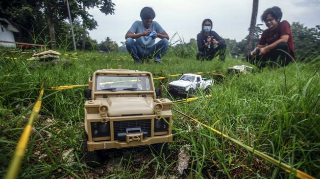 Sejumlah pegiat dari komunitas mobil remote control adventure offroad Rujukan Bogor bermain di jalur buatan Taman Inspirasi, Cibinong, Kabupaten Bogor, Jawa Barat, Jumat (6/11/2020). [ANTARA FOTO/Yulius Satria Wijaya]