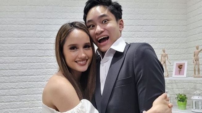 Ngefans dari Kecil, Putra Deddy Corbuzier Girang Banget Dipeluk Cinta Laura