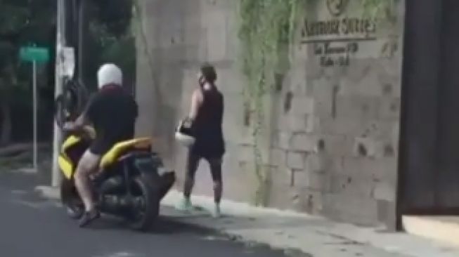 Cewek ngambek dan memilih jalan kaki daripada naik motor kekasihnya (Instagram)