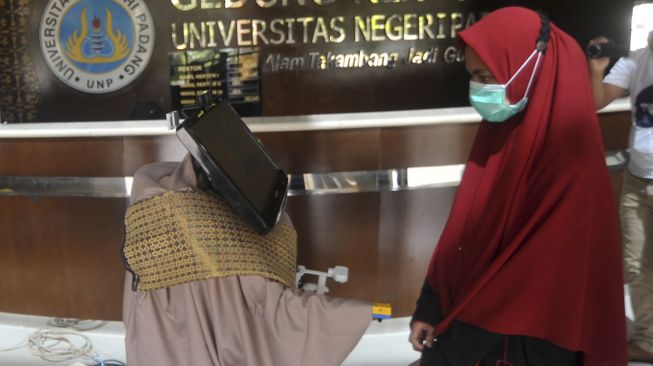 Mahasiswa melakukan uji coba Robot Antisipasi Corona (Robana) di kampus Universitas Negeri Padang (UNP) di Padang, Sumatera Barat, Jumat (6/11/2020). [ANTARA FOTO/Iggoy el Fitra]