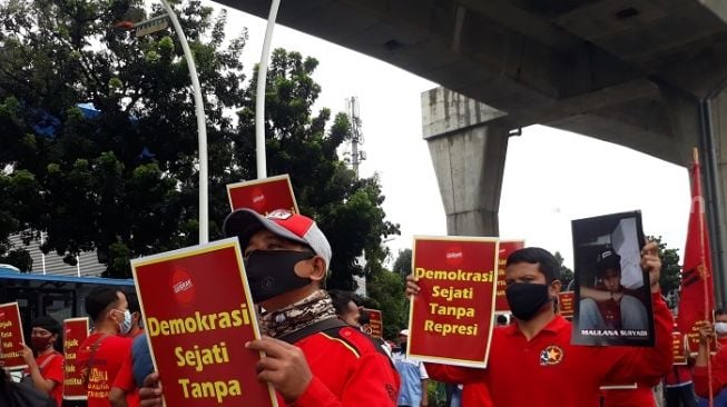 Massa dari Gerakan Buruh Bersama Rakyat (GEBRAK) saat berujuk rasa di depan Mabes Polri, Jakarta. (Suara.com/Bagaskara).