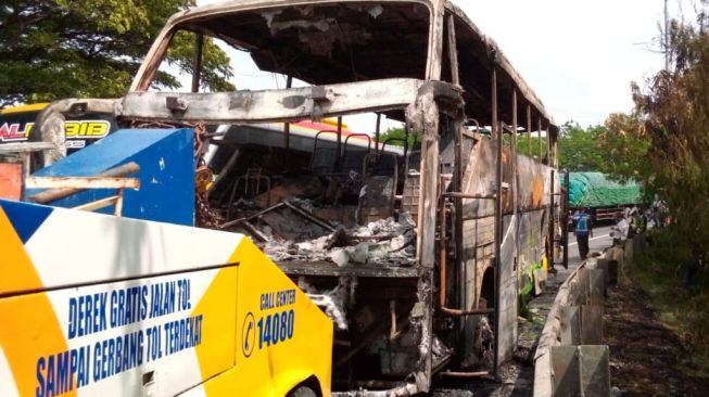 Kondisi bangkai Bus Pariwisata bernomor polisi E 7537 QA terlihat hangus terbakar , Jumat (6/11/2020) Abdul Rohman/ Suarajabar.id]